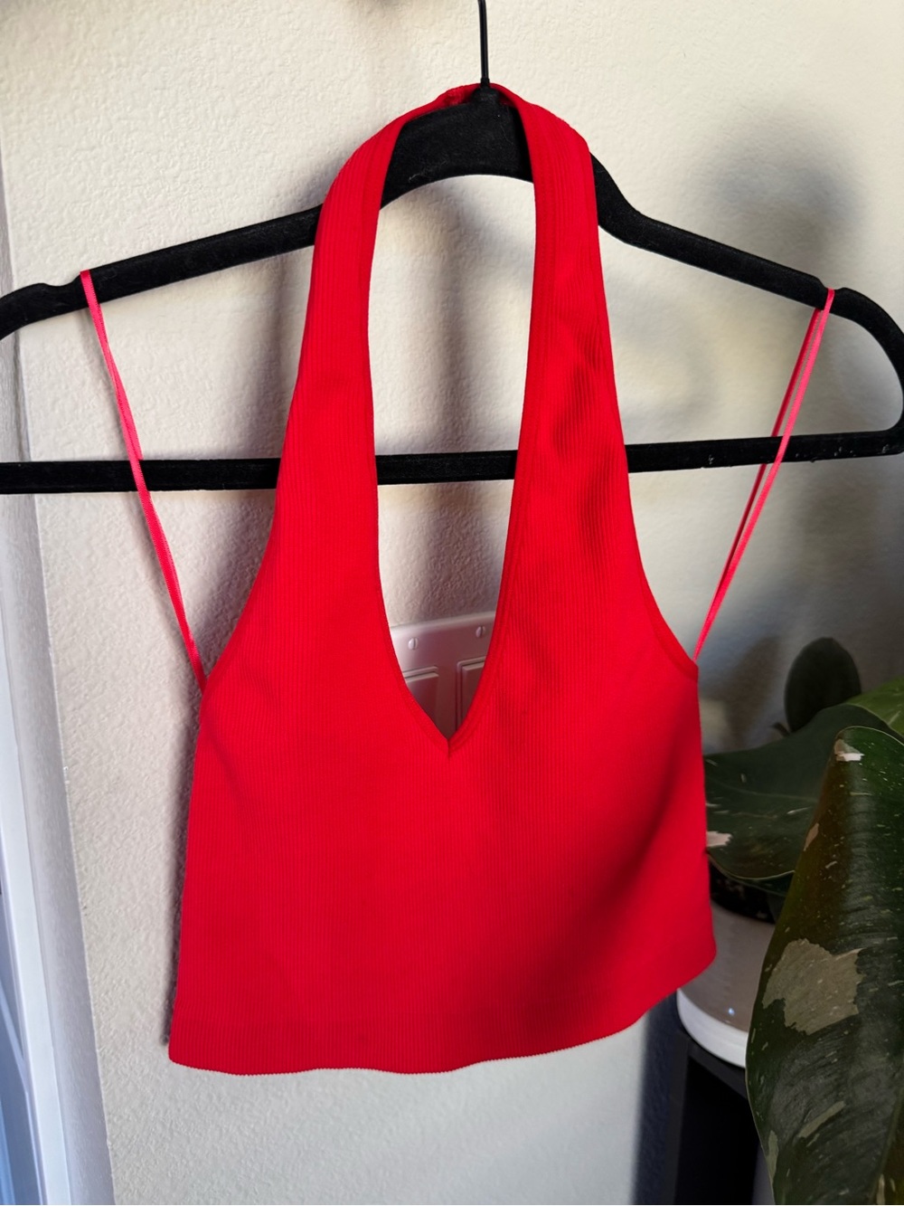 Red Halter V-Neck Crop Top - Women - Picture 2 of 3